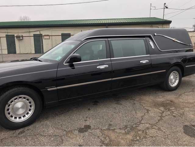 Lincoln Town Car Image 4