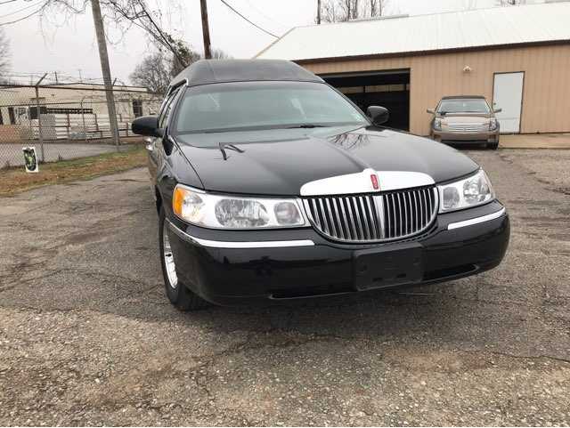 Lincoln Town Car Image 1
